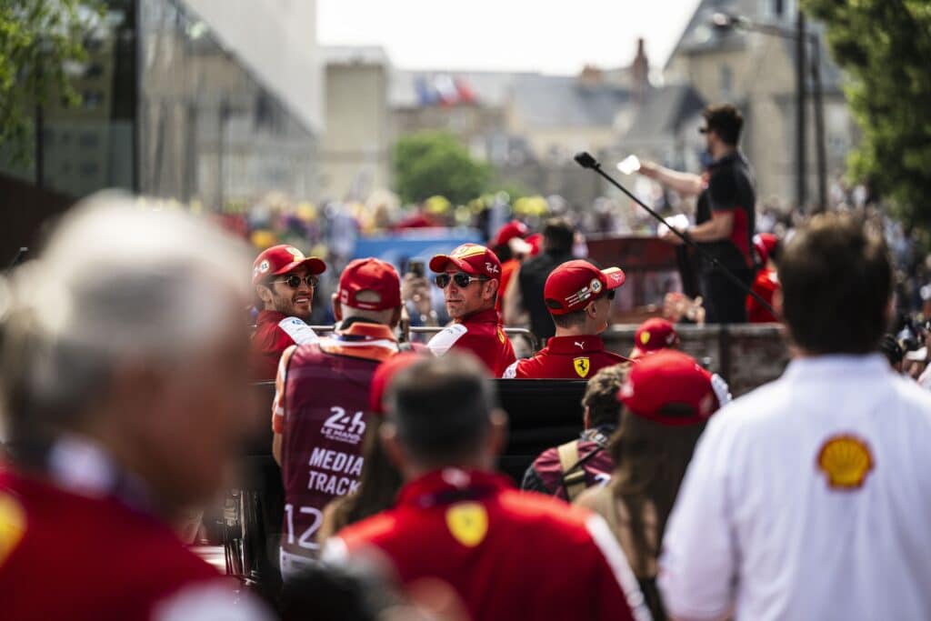 Da sx Giovinazzi e Pier Guidi durante la parata del venerdì nel centro di Le Mans (© DPPI - ACO)