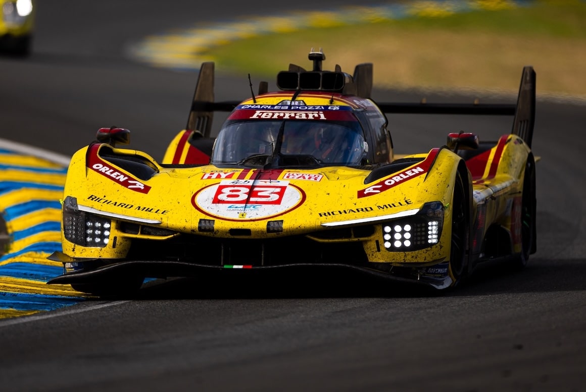 La #83 Ferrari privata di AF Corse, in testa alla 21ª ora della 24 Ore di Le Mans 2025 (© DPPI - ACO)