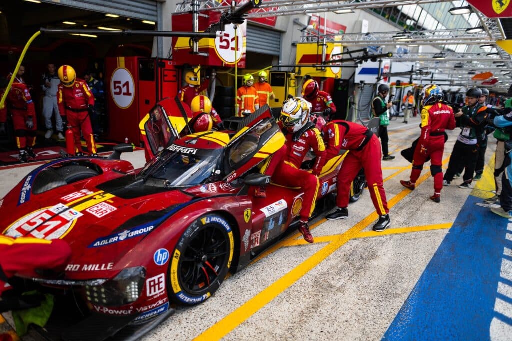 Un cambio pilota tra Pier Guidi e Calado durante la 24 Ore Le Mans 2025 (© DPPI - ACO)