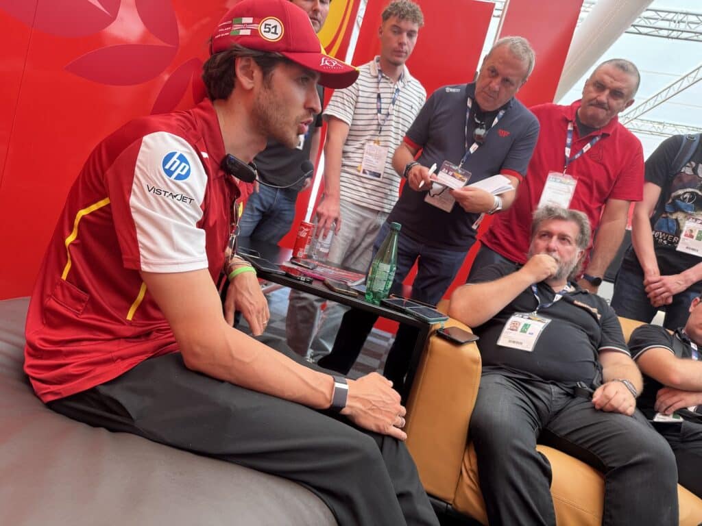 Antonio Giovinazzi durante l'incontro con i media (© 1000 Cuori Rossoblu - Yuri Barbieri)