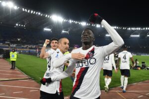 Rodrigo Palacio, Riccardo Orsolini e Musa Barrow esultano dopo un gol con la Roma (© BolognaFC)