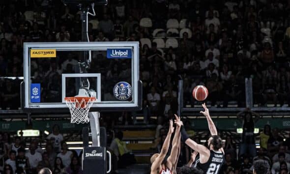 Il canestro della vittoria (©Virtus Pallacanestro) Shengelia