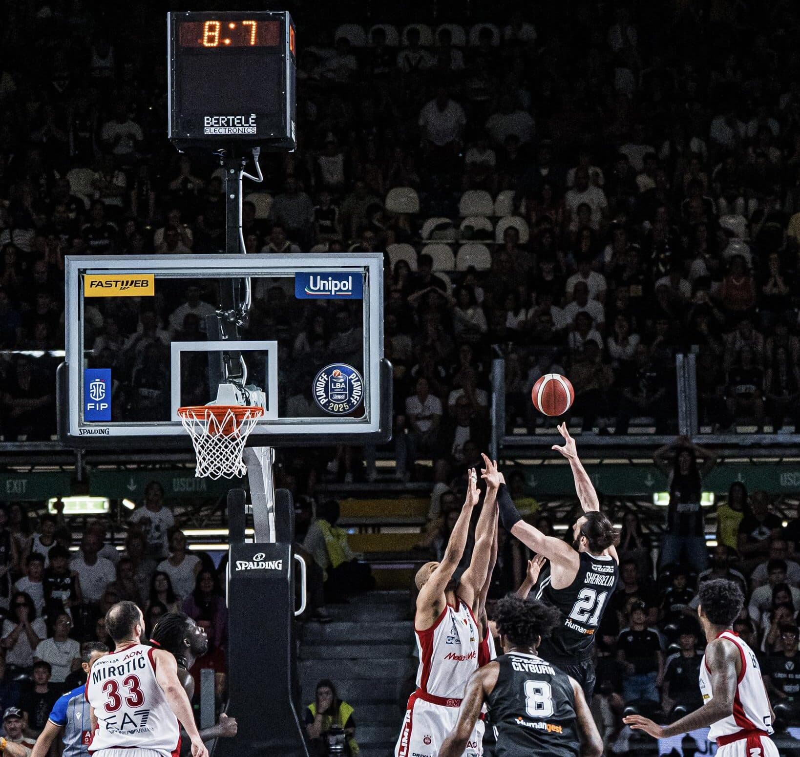 Il canestro della vittoria (©Virtus Pallacanestro) Shengelia
