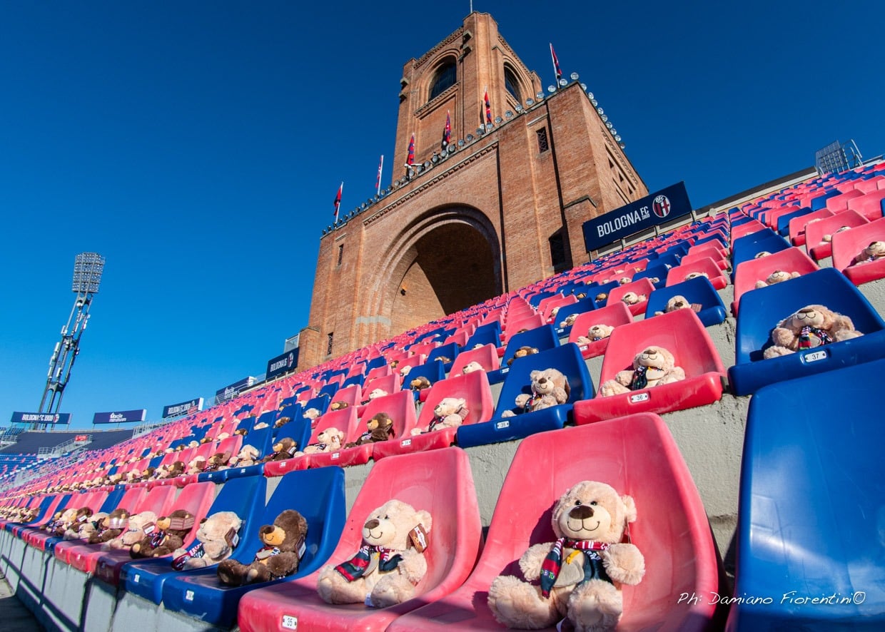 Gli orsetti seduti sui distinti durante Bologna-Roma nel 2020 (© Damiano Fiorentini)
