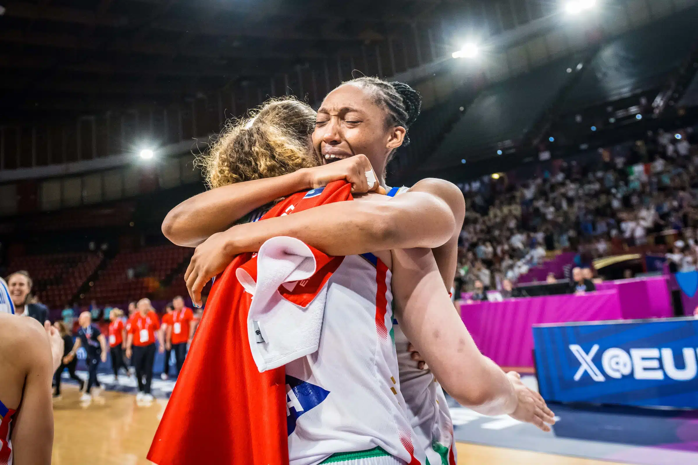 La gioia di Olbis Andrè e Lorela Cubaj crediti Women's Eurobasket 2025