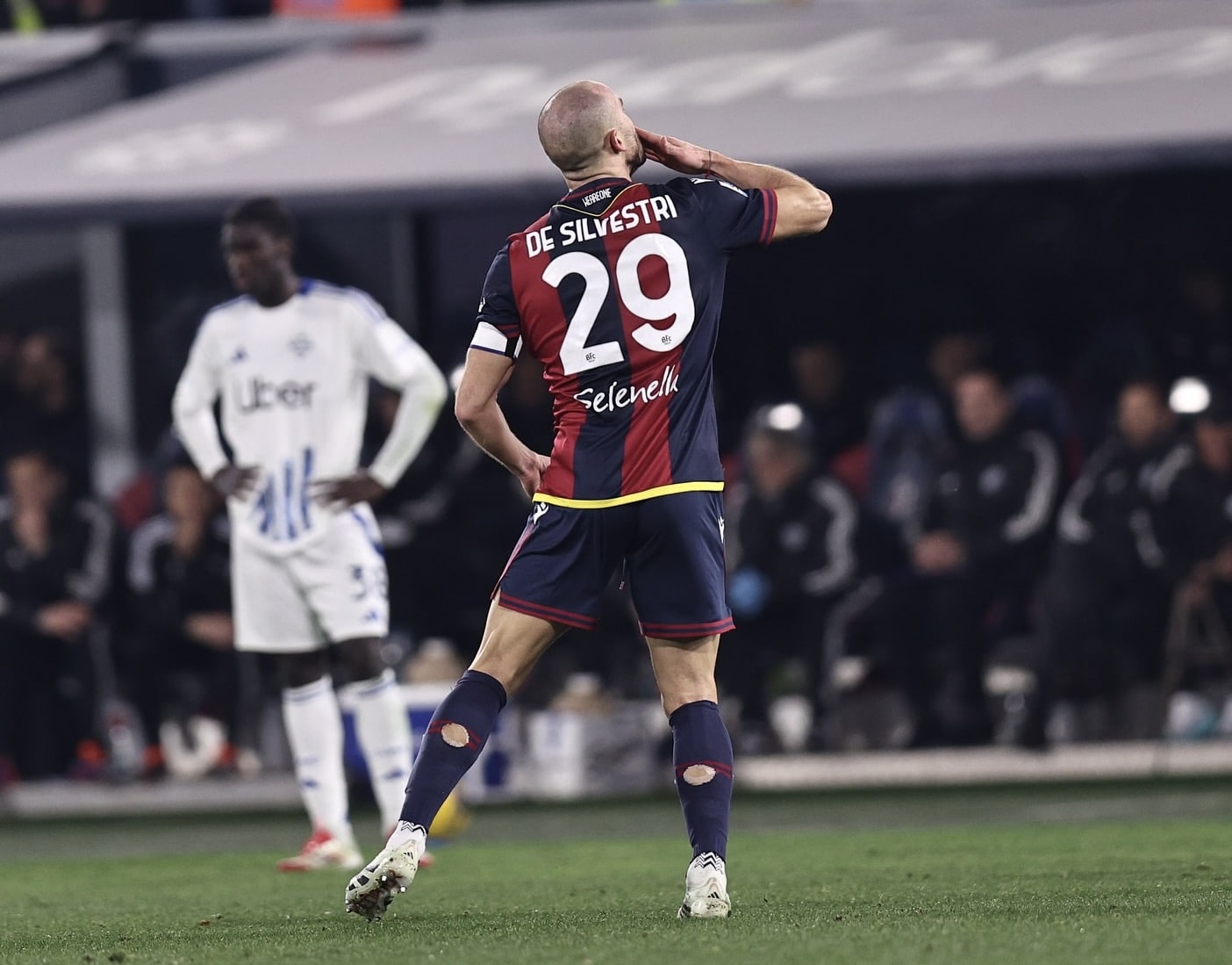 Lorenzo De Silvestri: l'esultanza dedicata alla moglie incinta (© Bologna FC 1909)