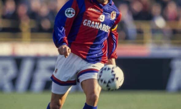 Roberto Baggio in azione con la maglia del Bologna (@Bologna FC)