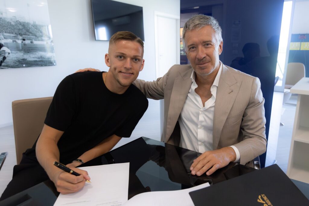 Jesper Karlsson alla firma del contratto col Bologna (© Bologna FC 1909)