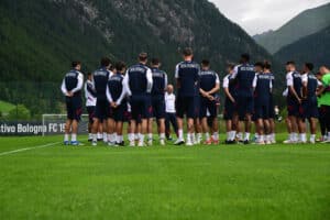 Vincenzo Italiano con i giocatori del Bologna (© Bologna FC 1909)