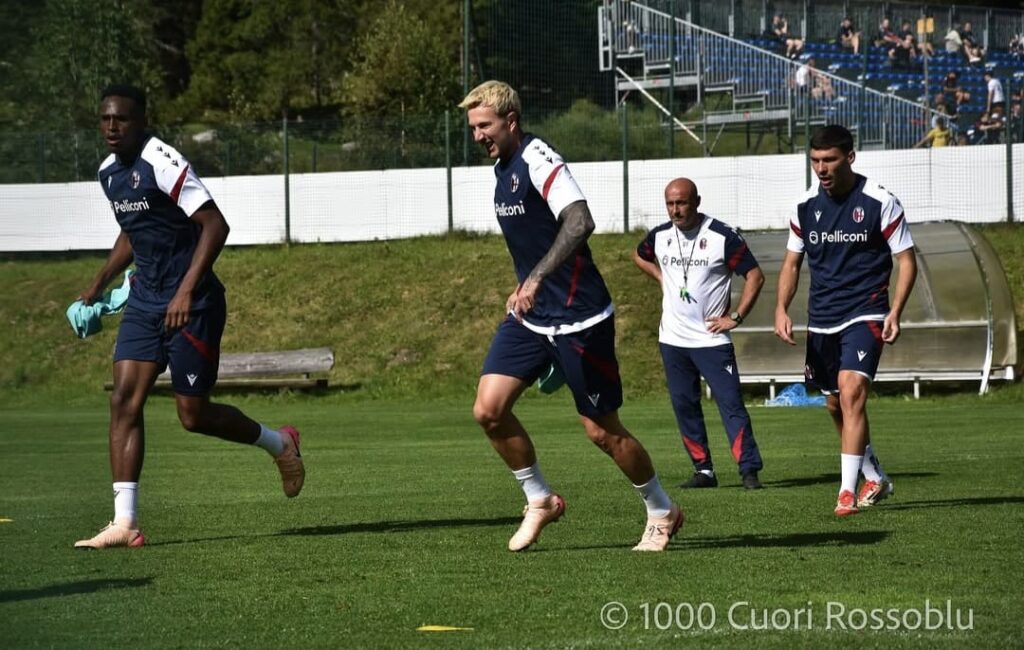 Federico Bernardeschi in campo con i nuovi compagni durante il ritiro di Valles (©1000cuorirossoblù)