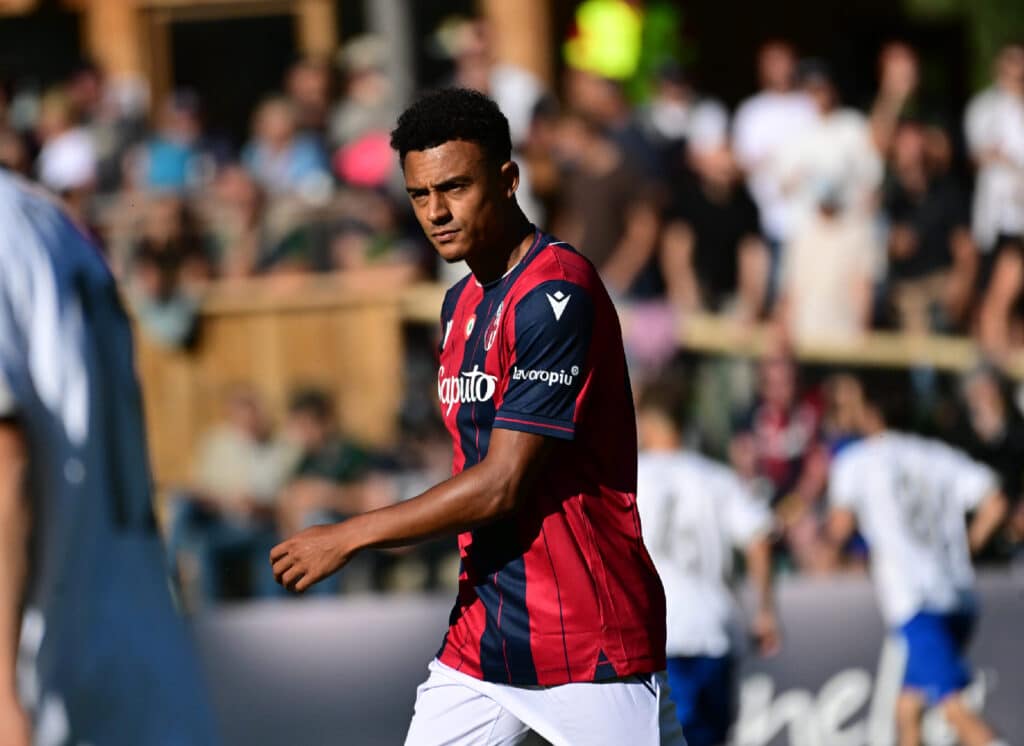 Dan Ndoye con la maglia del Bologna durante l’amichevole contro il Gotschild Jochtal