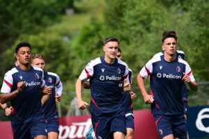 I rossoblù in allenamento a Valles