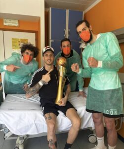 Polonara con i compagni e la Coppa