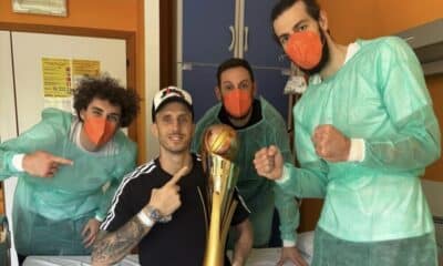 Polonara con i compagni e la Coppa