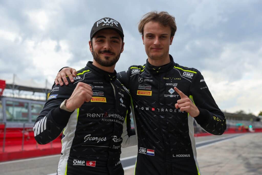 Jean-Luc D'Auria e Lin Hodenius festeggiano nella pit lane di Imola