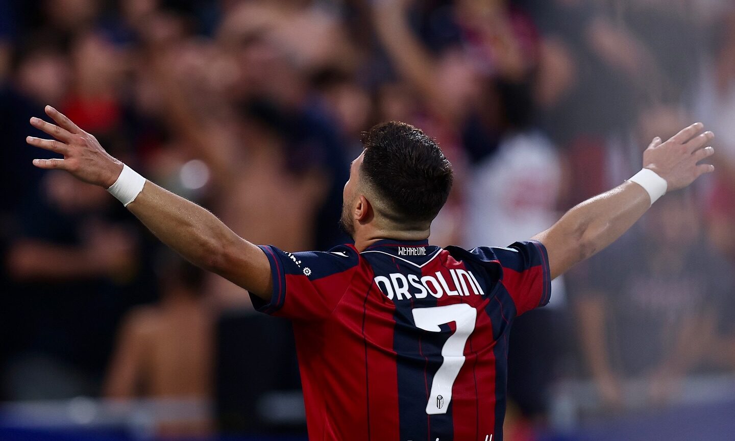 Riccardo Orsolini esulta per il gol dell'1-0 contro il Como (crediti Bologna Fc 1909)