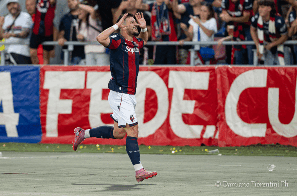 Riccardo Orsolini esulta per il gol dell'1-0 in Bologna-Como (©Damiano Fiorentini)