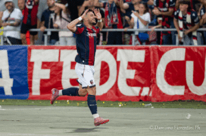 Riccardo Orsolini esulta per il gol dell'1-0 in Bologna-Como (©Damiano Fiorentini) ore