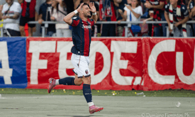 Riccardo Orsolini esulta per il gol dell'1-0 in Bologna-Como (©Damiano Fiorentini) ore