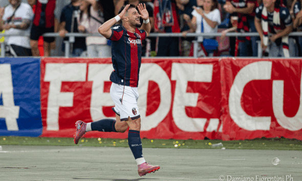 Riccardo Orsolini esulta per il gol dell'1-0 in Bologna-Como (©Damiano Fiorentini) ore
