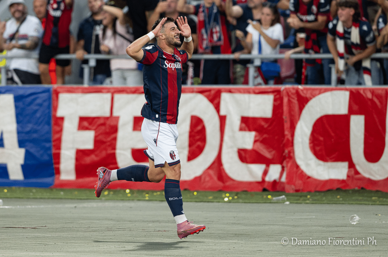 Riccardo Orsolini esulta per il gol dell'1-0 in Bologna-Como (©Damiano Fiorentini) ore