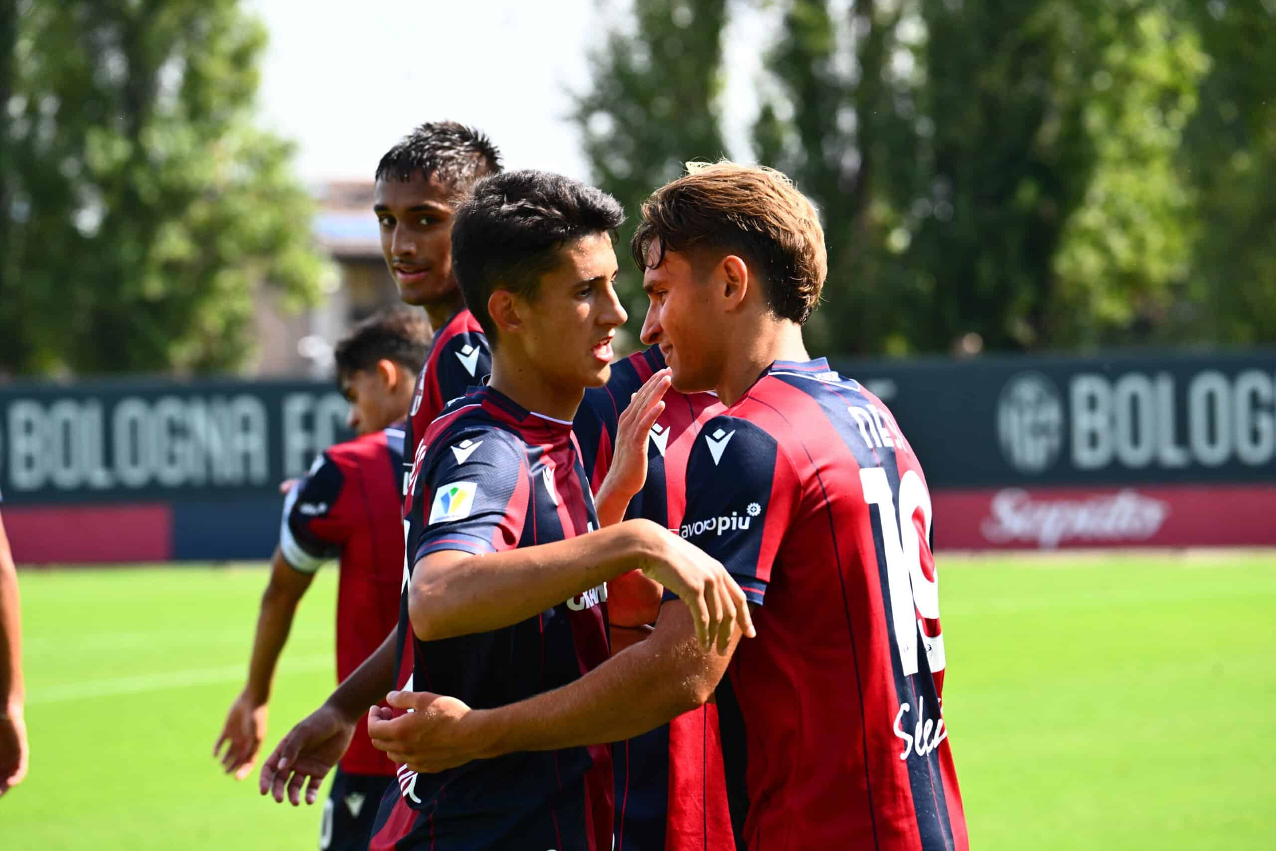 Bologna Primavera -Toroc e Nesi festeggiano dopo il 2-0 contro il Lecce (© Bologna FC 1909)