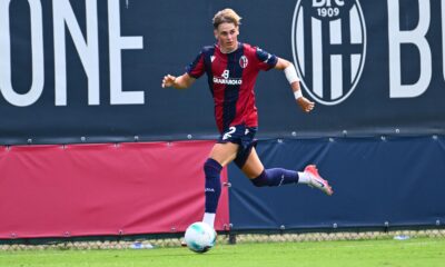 Akseli Puukko in campo con la maglia del Bologna Primavera (© Bologna FC 1909)