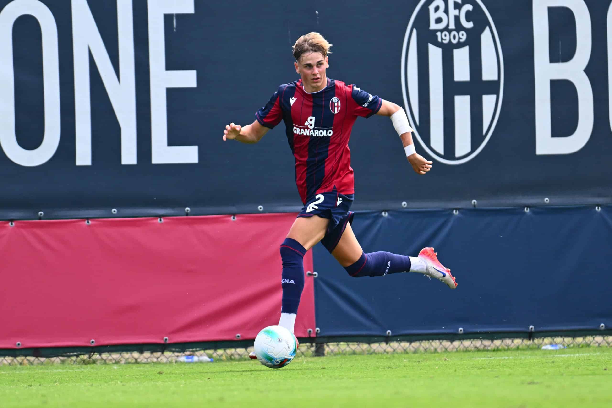 Akseli Puukko in campo con la maglia del Bologna Primavera (© Bologna FC 1909)