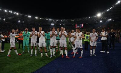 I giocatori rossoblù sotto il settore ospiti dell'Olimpico, dopo Roma-Bologna