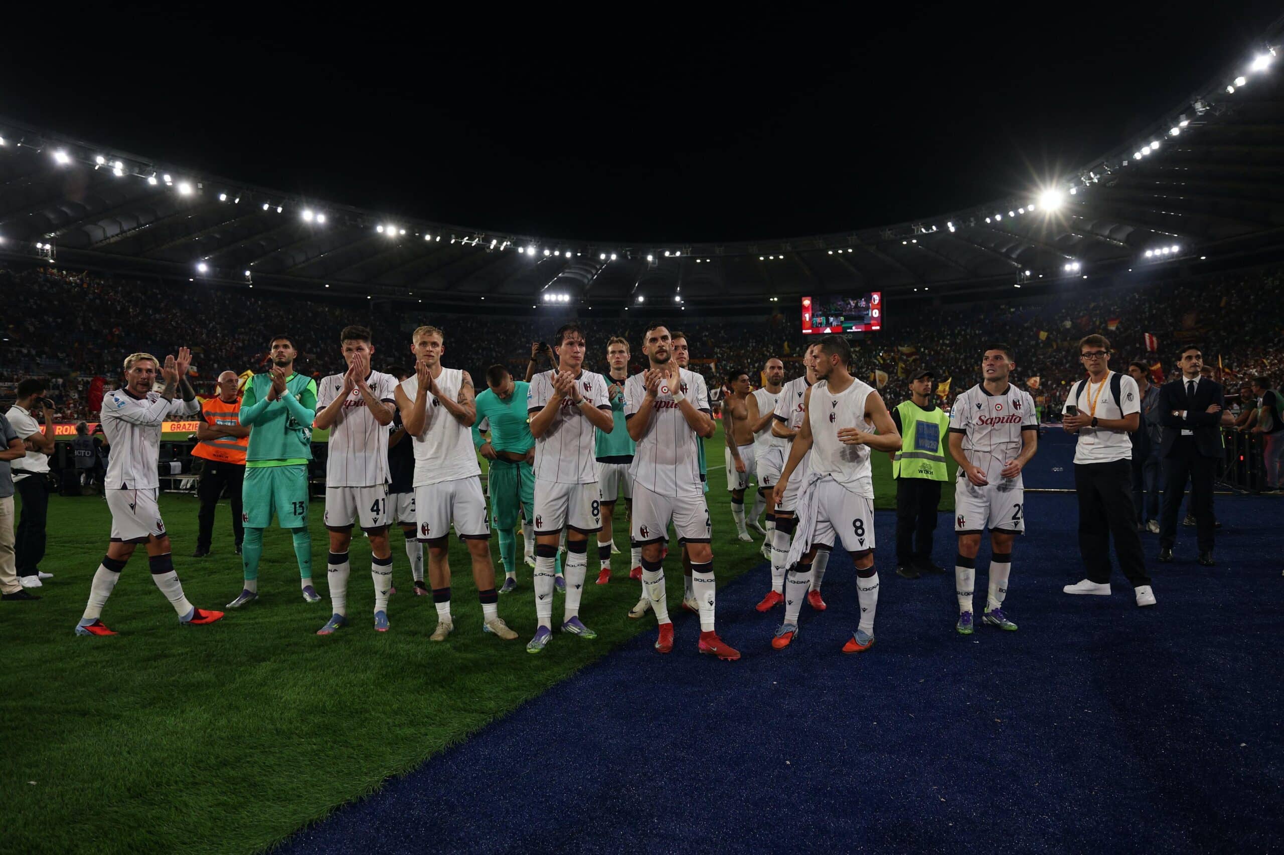 I giocatori rossoblù sotto il settore ospiti dell'Olimpico, dopo Roma-Bologna