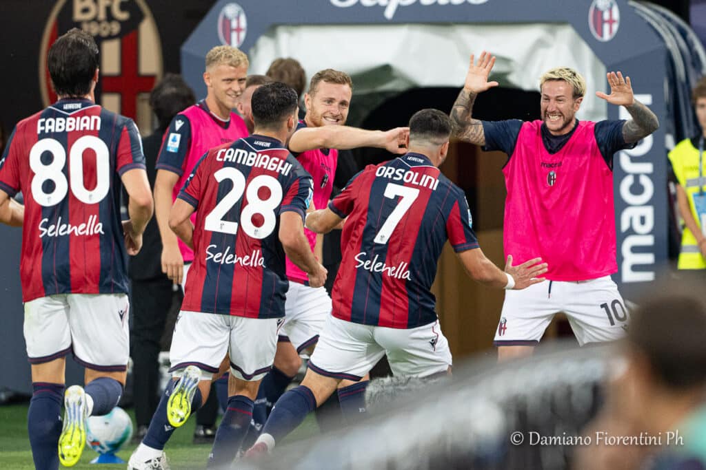 L'esultanza di Orsolini con i compagni in Bologna Como (©Damiano Fiorentini) ore