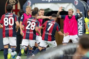 L'esultanza di Orsolini con i compagni in Bologna Como (©Damiano Fiorentini) ore