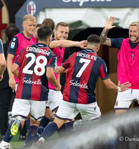 L'esultanza di Orsolini con i compagni in Bologna Como (©Damiano Fiorentini) ore