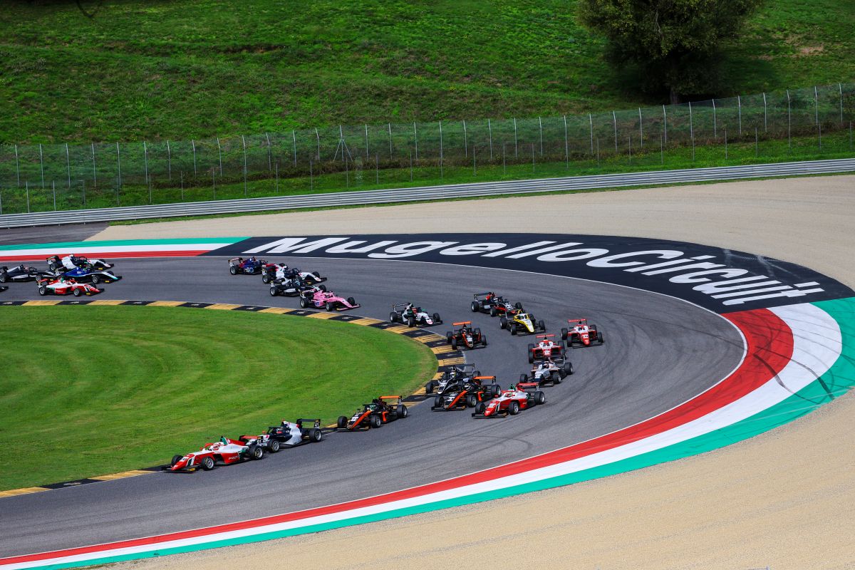 La partenza di Gara 1 dell'E4 Championship al Mugello (© ACI)