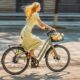 Ragazza su citybike elettrica