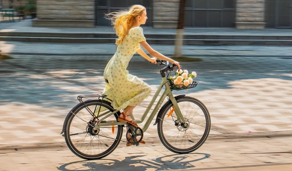 Ragazza su citybike elettrica
