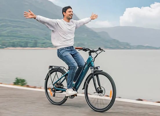 Ragazzo su citybike elettrica