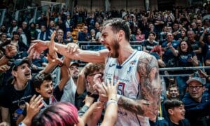 Paulius Sorokas festeggia coi tifosi crediti Fortitudo Pallacanestro