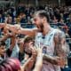 Paulius Sorokas festeggia coi tifosi crediti Fortitudo Pallacanestro