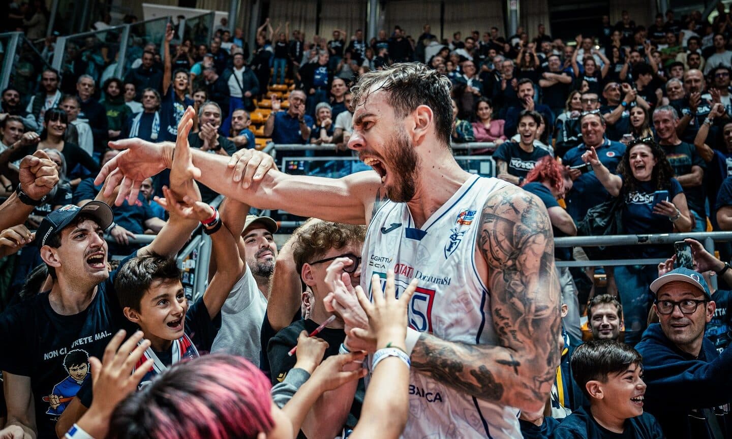 Paulius Sorokas festeggia coi tifosi crediti Fortitudo Pallacanestro