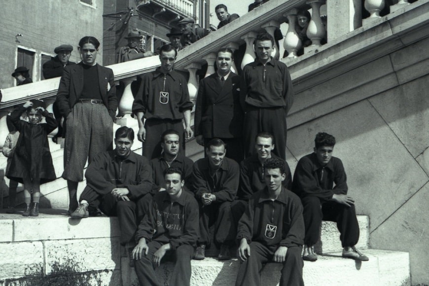 Virtus Pallacanestro Sesta puntata. Virtus in trasferta Venezia negli anni '30. Il primo in alto a sinistra è Vittorio Ugolini