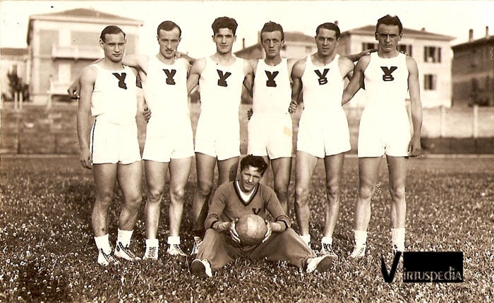 Virtus Pallacanestro Ottava puntata. La Virtus promossa a Firenze: Paganelli, Valvola, Vannini, Pirazzoli, Palmieri, Marinelli e, seduto, Giuli