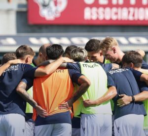 I rossoblù si riuniscono prima di Bologna-Genoa (©Bologna FC 1909)