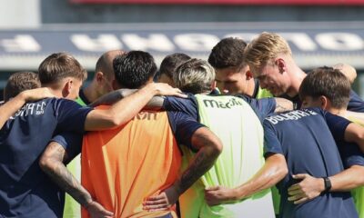 I rossoblù si riuniscono prima di Bologna-Genoa (©Bologna FC 1909)