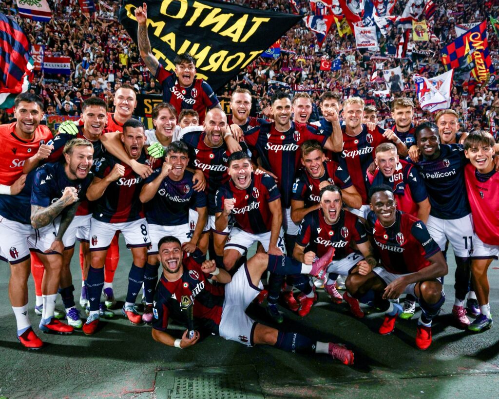 La squadra festeggia dopo la vittoria contro il Como (© Bologna FC 1909)