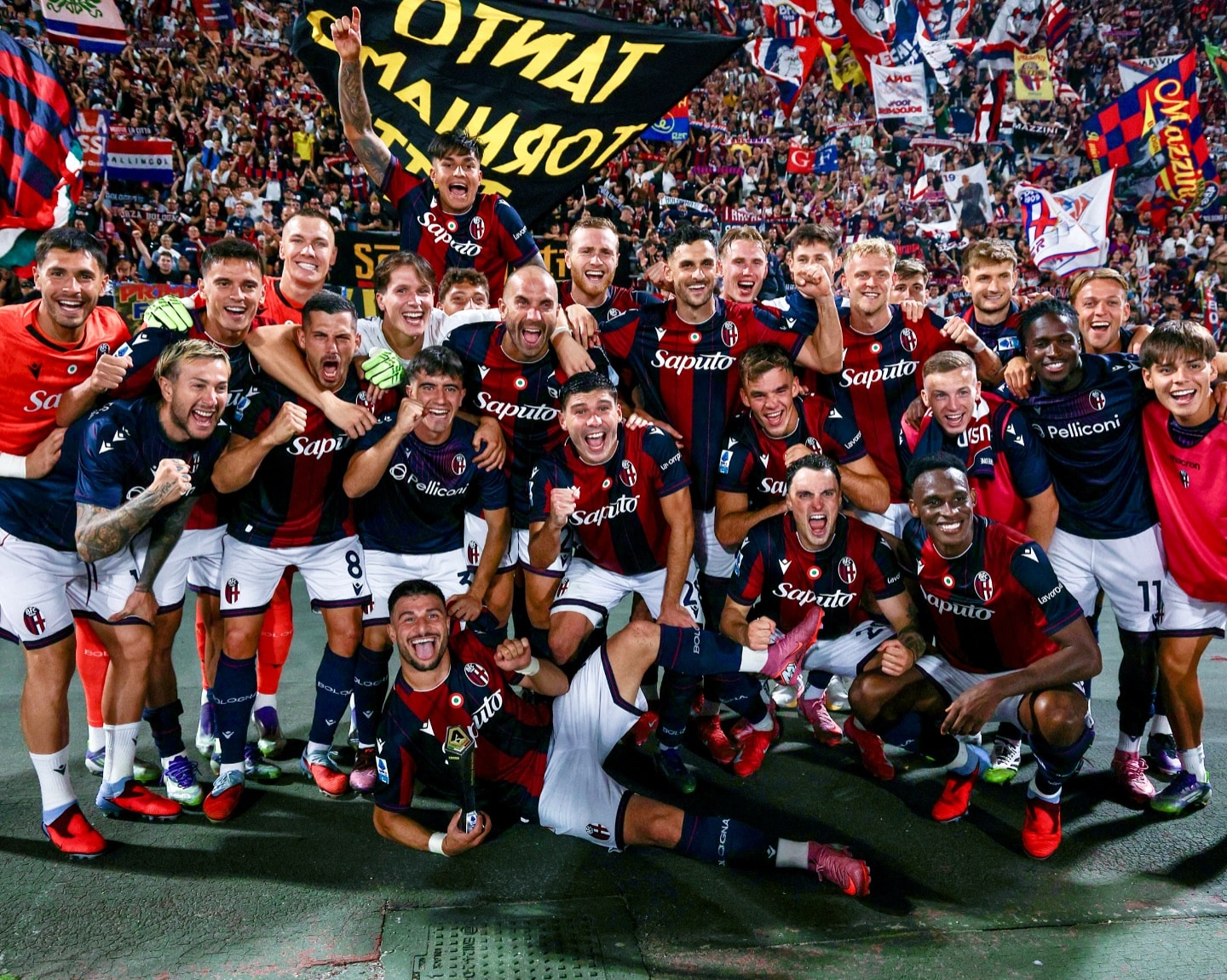 La squadra festeggia dopo la vittoria contro il Como (© Bologna FC 1909)