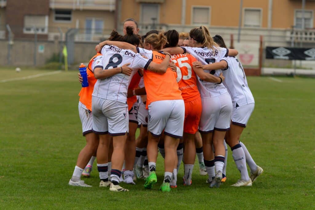 Un abbraccio tra le ragazze del Bologna femminile (©Bologna FC 1909)