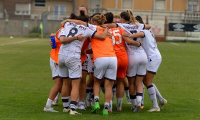 Un abbraccio tra le ragazze del Bologna femminile (©Bologna FC 1909)