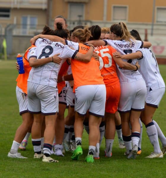 Un abbraccio tra le ragazze del Bologna femminile (©Bologna FC 1909)