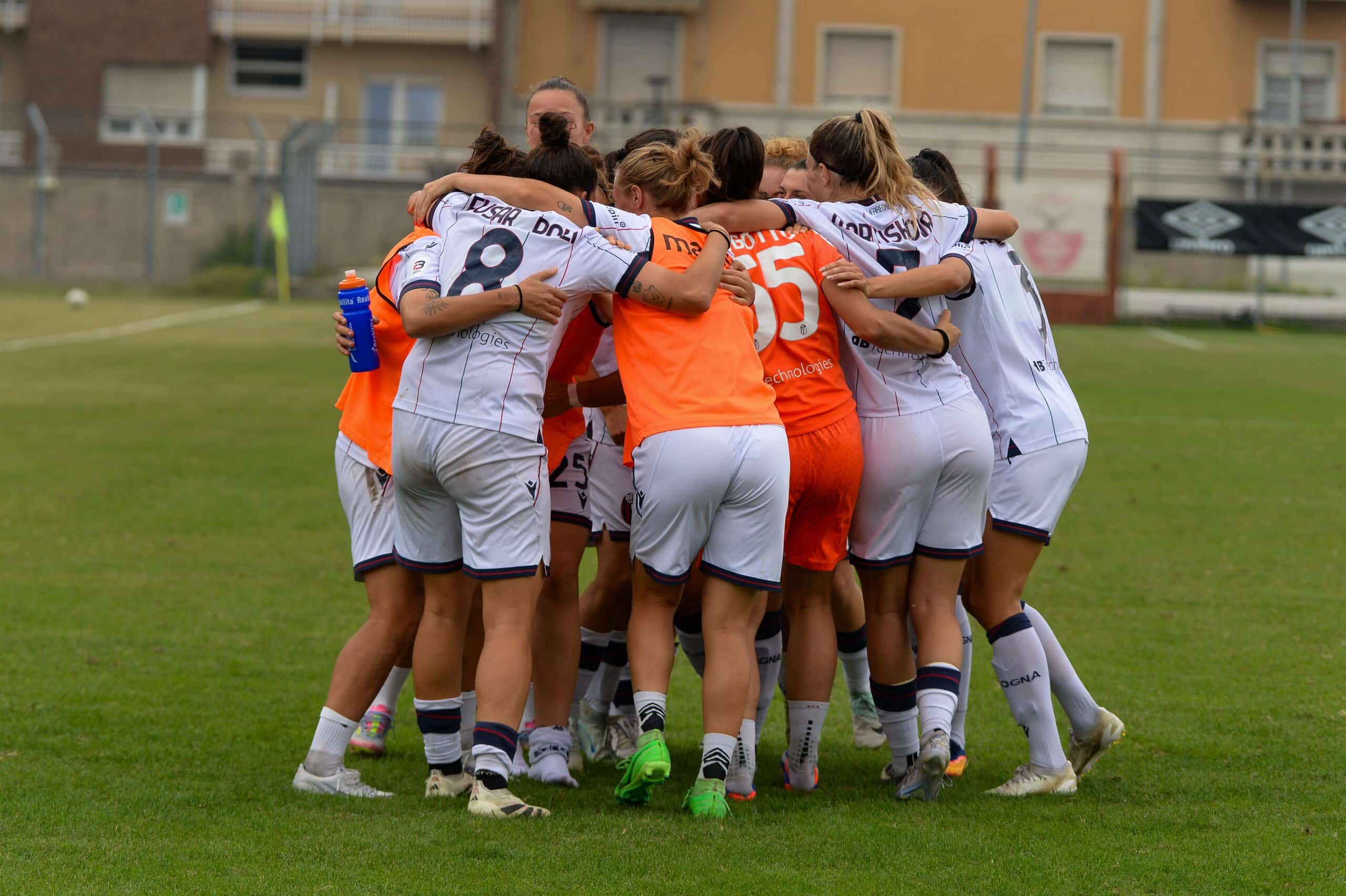 Un abbraccio tra le ragazze del Bologna femminile (©Bologna FC 1909)